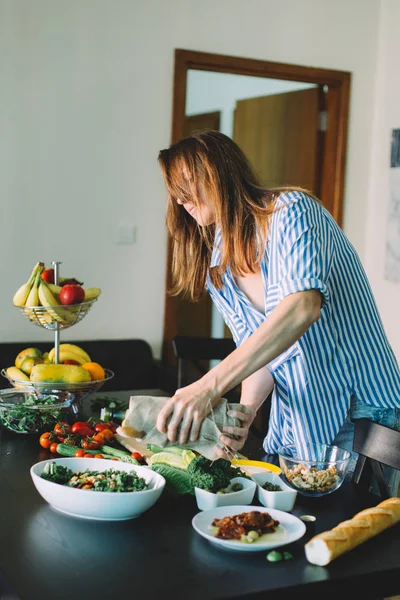 Memasak Salad Wanita Rumah Makanan Sehat — Stok Foto