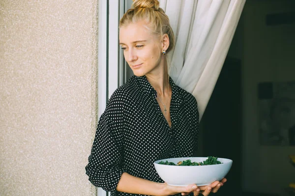 Wanita Muda Cantik Memegang Mangkuk Dengan Salad Hijau — Stok Foto