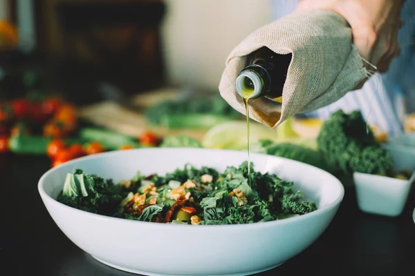 Woman Pouring Oil Green Veggie Salad — Stock Photo, Image