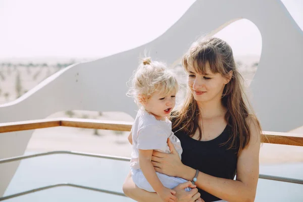 Young Beautiful Mother Little Cute Daughter Looking Lake Desert — Stock Photo, Image