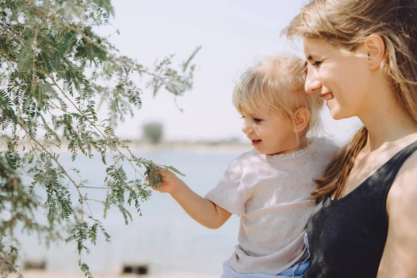 Beautiful Young Mother Her Adorable Little Daughter Tree Outdoor Sunny — Stock Photo, Image