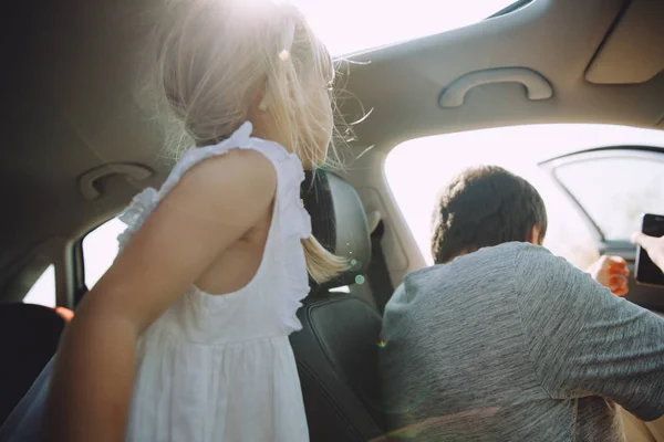 Padre Conduciendo Coche Adorable Hijita Asiento Del Pasajero —  Fotos de Stock