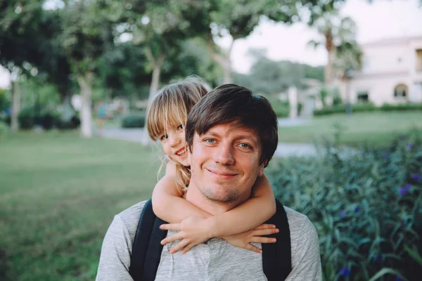 Šťastný Otec Baví Malou Dcerou Letním Parku — Stock fotografie