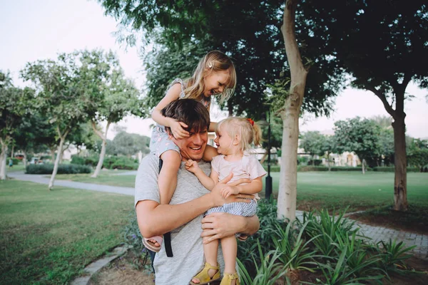 Feliz Padre Divirtiéndose Con Hijas Pequeñas Parque Verano — Foto de Stock