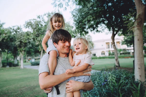 Šťastný Otec Bavíte Malou Dcery Letním Parku — Stock fotografie