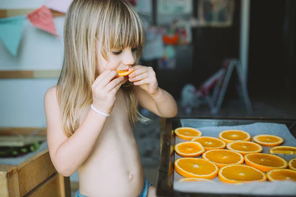 Ritratto Adorabile Bambina Che Mangia Arancia Casa — Foto Stock