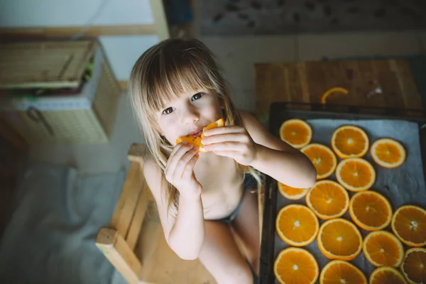 Ritratto Adorabile Bambina Che Mangia Seduto Casa — Foto Stock