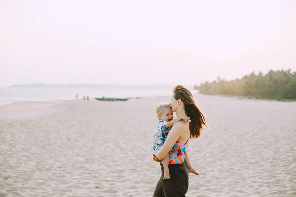 Jovem Mãe Segurando Bonito Filhinha Praia Tropical — Fotografia de Stock