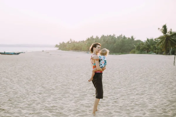 Jovem Mãe Segurando Bonito Filhinha Praia Tropical — Fotografia de Stock