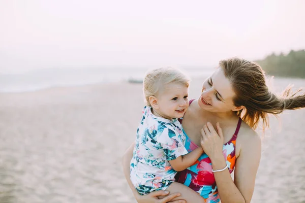 Young Mother Holding Cute Little Daughter Tropical Beach — Stock Photo, Image