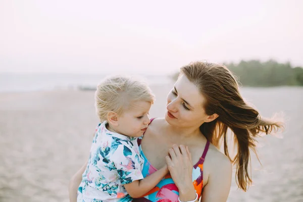 Young Mother Holding Cute Little Daughter Tropical Beach — Stock Photo, Image