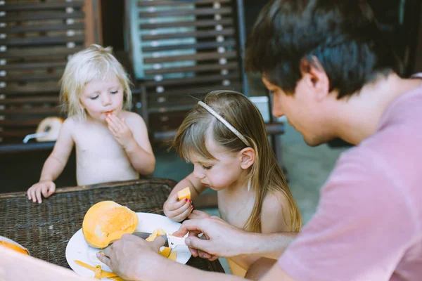 Adorable Little Sisters Father Eating Mango — Stock Photo, Image