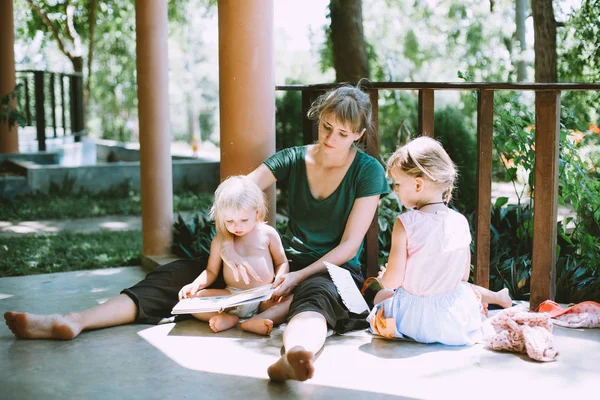Jovem Mãe Leitura Livro Para Ela Adorável Filhinhas — Fotografia de Stock