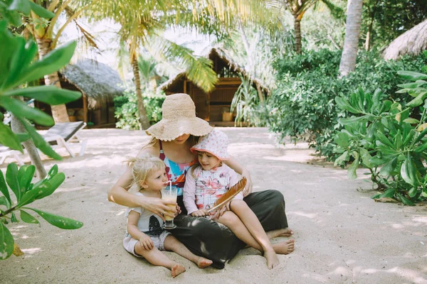 Jonge Moeder Met Schattige Kleine Dochters Ontspannen Aan Tropische Zandstrand — Stockfoto