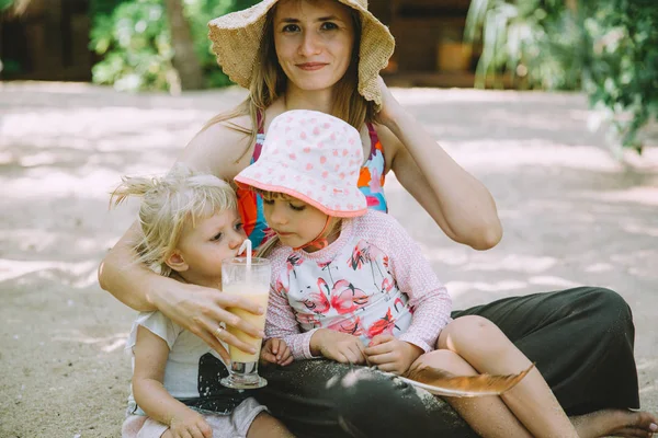 Joven Madre Con Lindas Hijas Que Relajan Playa Tropical Arena — Foto de Stock