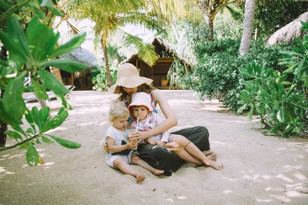 Jovem Mãe Com Filhinhas Fofas Relaxando Praia Tropical Arenosa — Fotografia de Stock