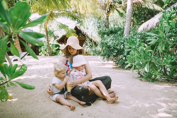 Jovem Mãe Com Filhinhas Fofas Relaxando Praia Tropical Arenosa — Fotografia de Stock