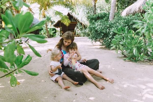 Młoda Matka Cute Little Córki Relaksujący Tropikalnej Piaszczystej Plaży — Zdjęcie stockowe
