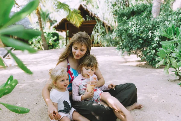 Joven Madre Con Lindas Hijas Que Relajan Playa Tropical Arena — Foto de Stock