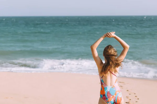 Красивая Молодая Женщина Купальнике Отдыхает Песчаном Пляже — стоковое фото