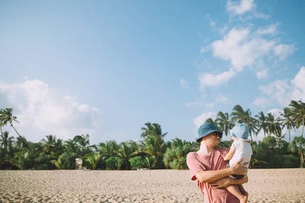 Szczęśliwy Ojciec Córka Trochę Zabawy Tropikalnej Plaży — Zdjęcie stockowe