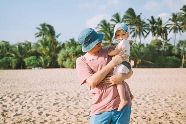 Feliz Padre Con Linda Hija Divirtiéndose Playa Tropical — Foto de Stock