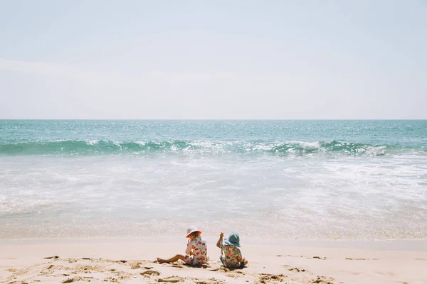 Две Симпатичные Маленькие Сестры Играют Песком Океанском Пляже — стоковое фото