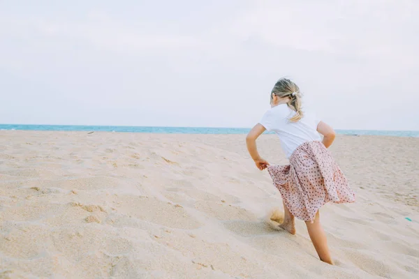 Прелестная Маленькая Девочка Гуляющая Песчаному Пляжу — стоковое фото
