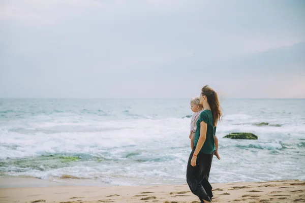 Genç Anne Sevimli Küçük Kızını Kumlu Plaj Holding Ocean Adlı — Stok fotoğraf