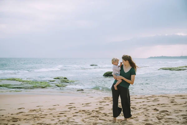 Jovem Mãe Segurando Bonito Filhinha Praia Areia Pôr Sol — Fotografia de Stock