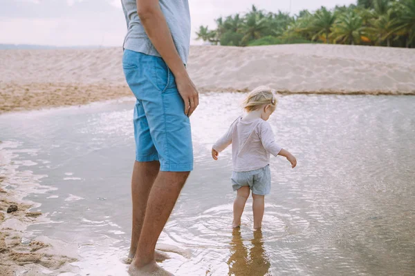 Feliz Padre Con Linda Hijita Caminando Playa Arena Mirando Océano — Foto de Stock