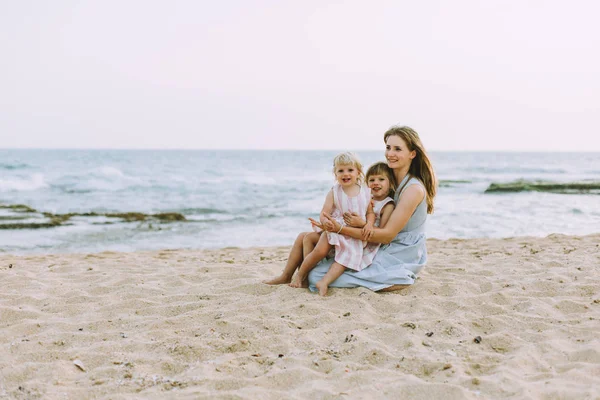 Jovem Mãe Com Filhinhas Fofas Posando Praia Oceano Arenoso Visão — Fotografia de Stock