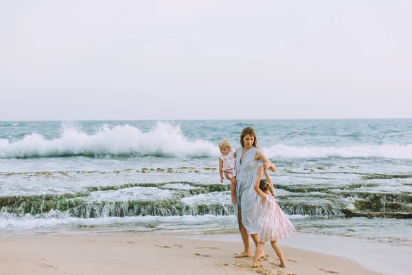 Молодая Мама Милыми Маленькими Дочерьми Отдыхает Песчаном Пляже Океана — стоковое фото