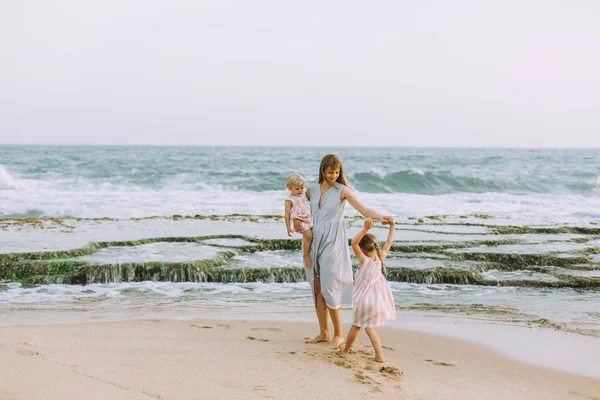 Jovem Mãe Com Filhinhas Bonitos Relaxando Praia Oceano Arenoso — Fotografia de Stock