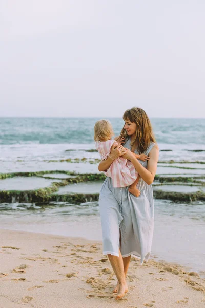 Jovem Mãe Segurando Bonito Filhinha Oceano Praia — Fotografia de Stock