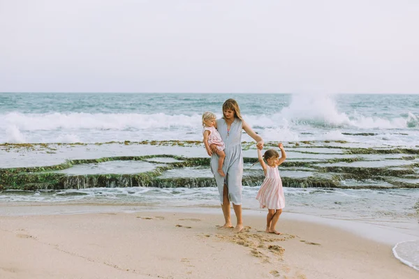 Молодая Мама Милыми Маленькими Дочерьми Отдыхает Песчаном Пляже Океана — стоковое фото