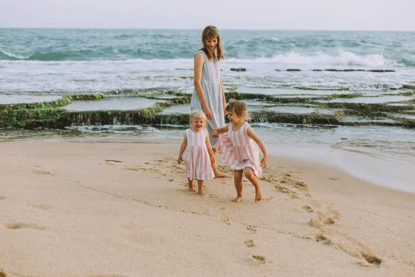 Jovem Mãe Com Filhinhas Bonitos Relaxando Praia Oceano Arenoso — Fotografia de Stock