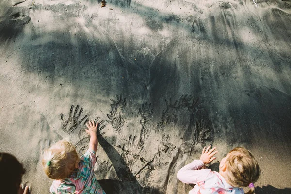 Две Симпатичные Маленькие Сестры Играют Песком Пляже — стоковое фото