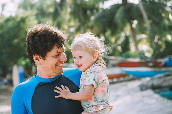 Feliz Padre Sosteniendo Linda Hija Pequeña Playa Tropical — Foto de Stock