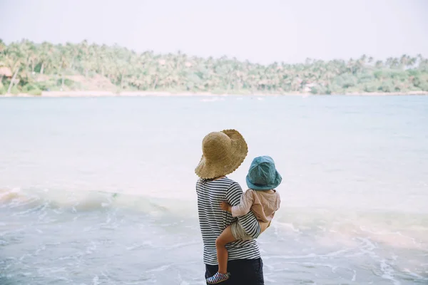 Молодая Мама Держит Милую Маленькую Дочь Тропическом Пляже — стоковое фото