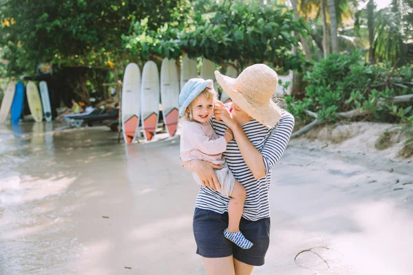 Madre Joven Sosteniendo Linda Hija Pequeña Playa Tropical — Foto de Stock