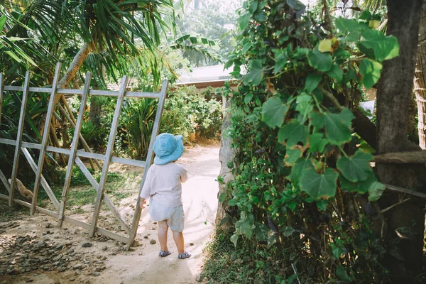 Urocza Dziewczynka Spaceru Stoczni Uprawy Zielone Roślin Tropikalnych — Zdjęcie stockowe