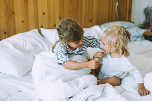 Kleine zusters plezier — Stockfoto