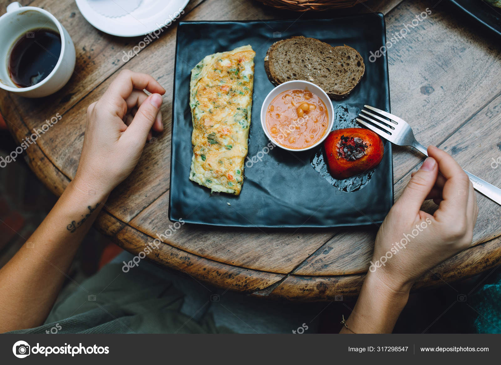Nahaufnahme Einer Frau Beim Frühstück Einem Café Brot Gemüseomlette Und ...