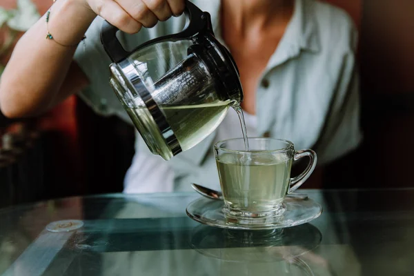 Wanita Menuangkan Teh Herbal Dalam Gelas — Stok Foto