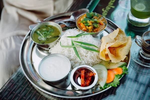 Conjunto Pratos Vegetarianos Com Comida Nepalesa Indiana Tipos Diferentes Caril — Fotografia de Stock