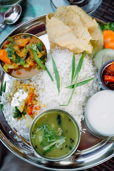 Conjunto Pratos Vegetarianos Com Comida Nepalesa Indiana Tipos Diferentes Caril — Fotografia de Stock