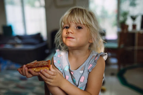 Menina Com Uma Fatia Pizza Casa Cozinha — Fotografia de Stock