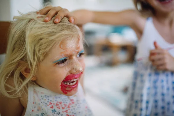 Duas Irmãs Brincando Com Pinturas Faciais Casa Menina Mais Velha — Fotografia de Stock