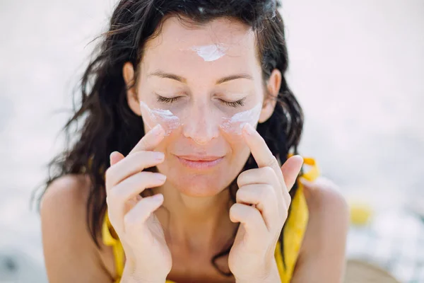 Woman Suncream Her Face — Stock Photo, Image